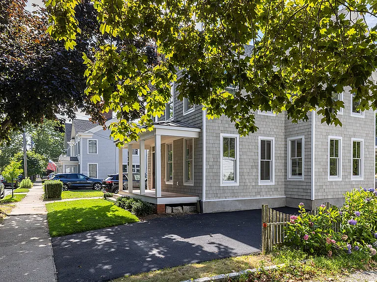 130 Bay Ave — Photo 4
