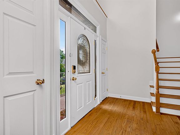 4th image of 312 Honeysuckle Ln