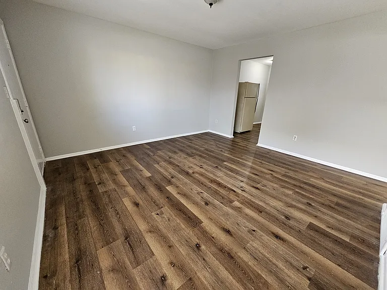 2404 Velma Ave — Photo 3