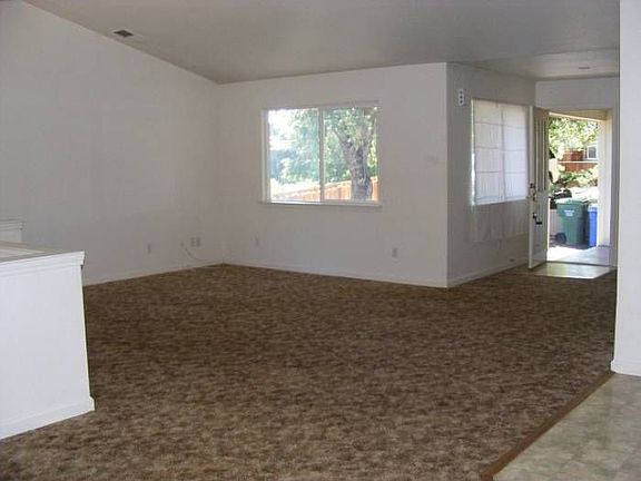 3rd image of 2947 Crystal Dr