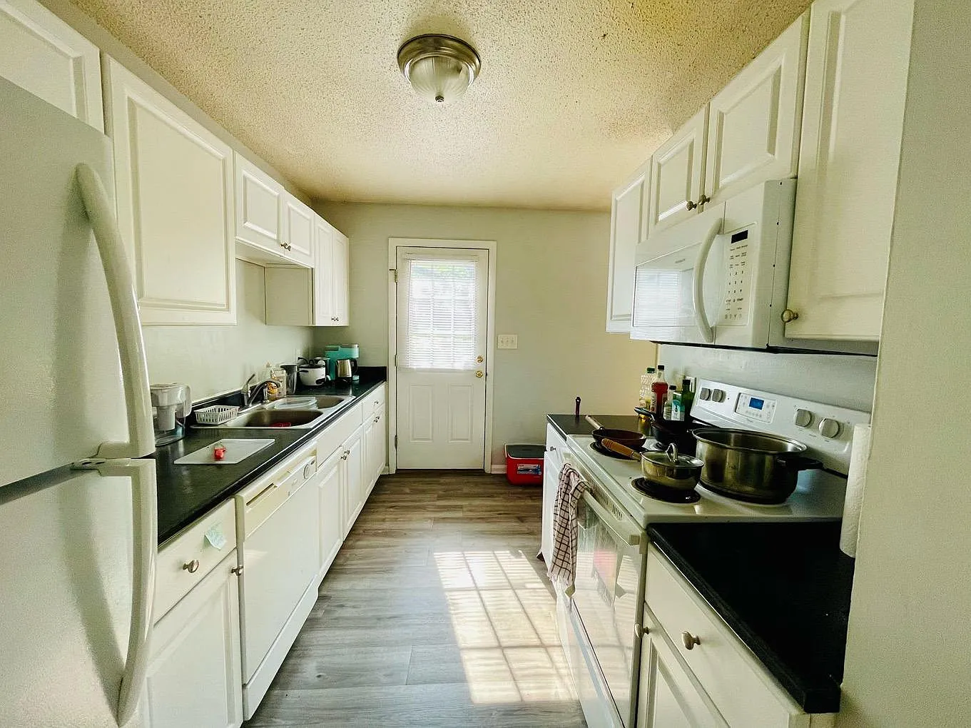 3 bed, 1053 sqft, $2,000 — Photo 2