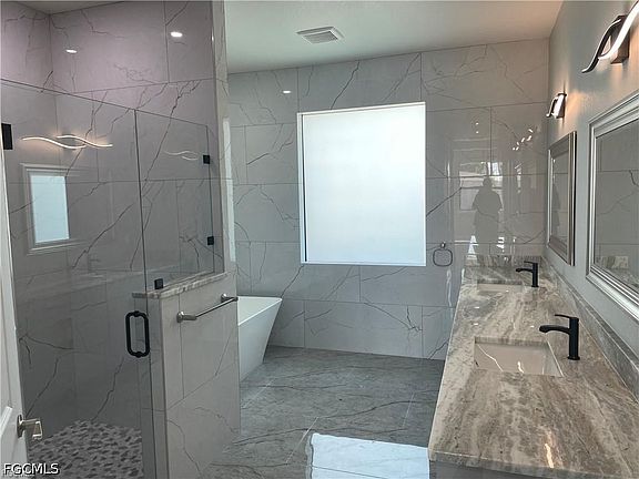 5th image of 102 SW 36th Pl