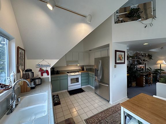 5th image of 109 Annie Ln