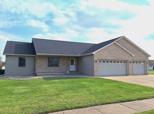 832 33rd St, Peru, IL 61354