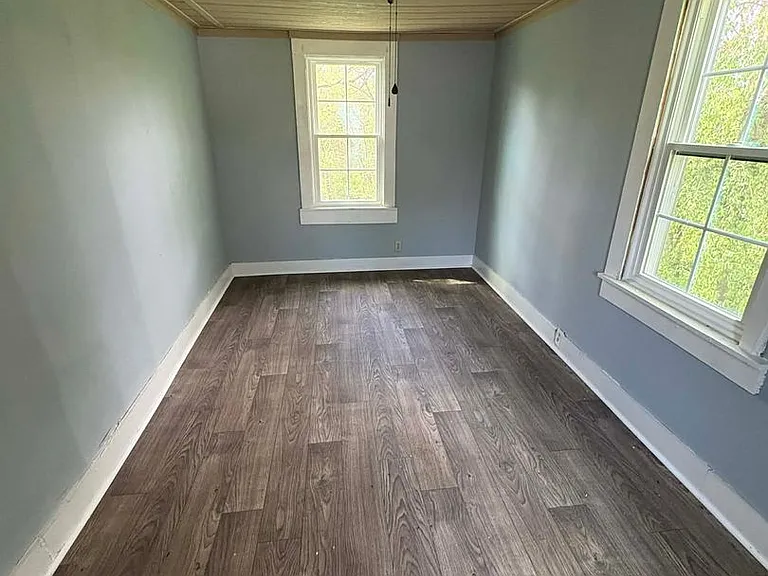 205 Leslie Ave — Photo 4