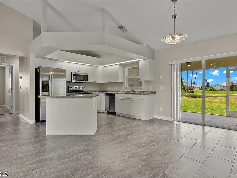 3919 SW 14th Ave — Photo 8