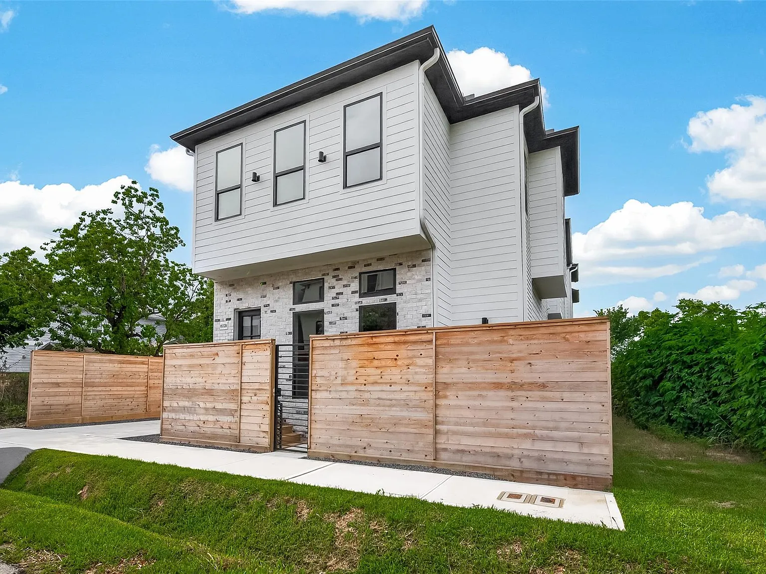 3 bed, 3.5 bath, 2230 sqft, $3,450 — Photo 4
