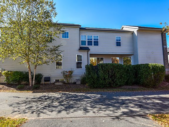 3rd image of 44577 Yarmouth Dr