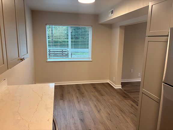 4th image of 103 S Kelsey St #A