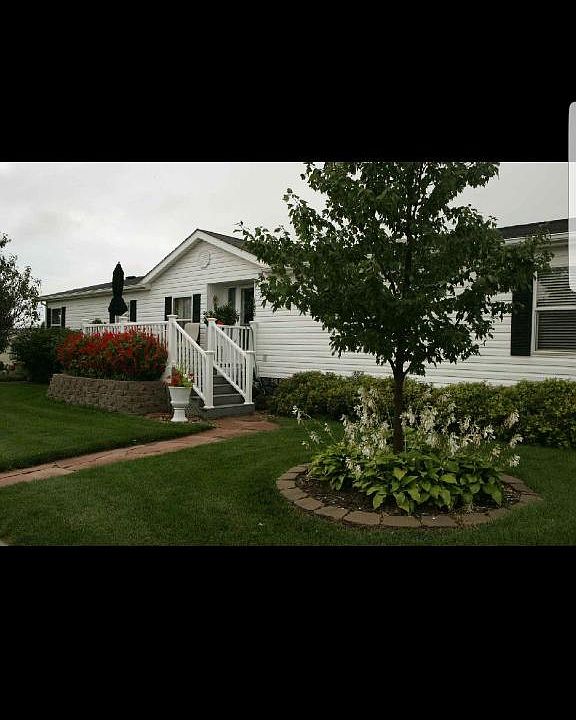 Front of house and yard