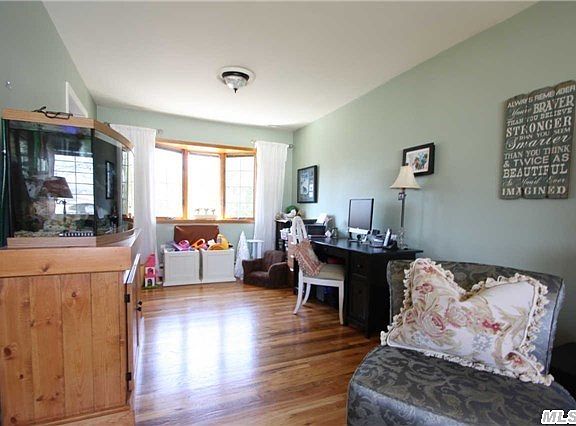 4th image of 28 Forest Ave
