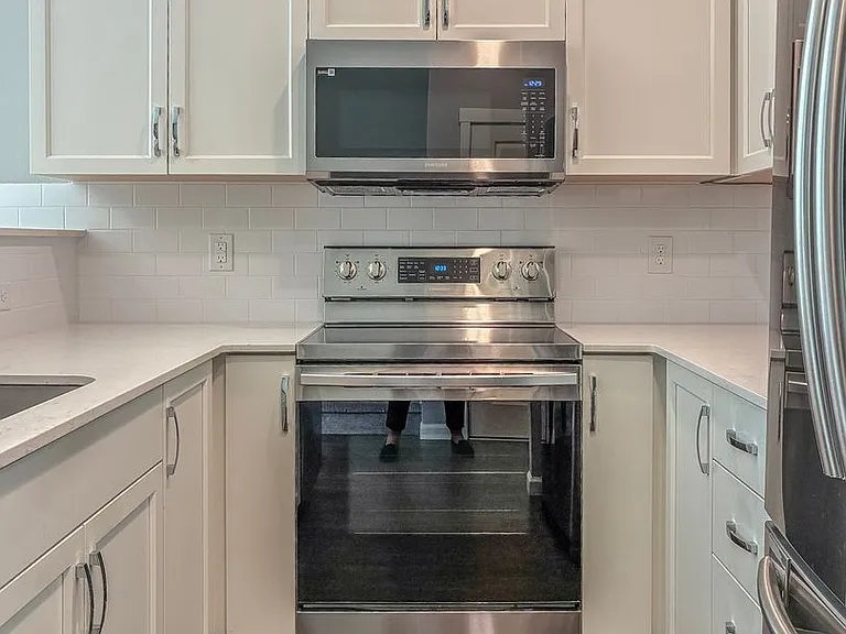 7100 N Greenwich Ave — Photo 2