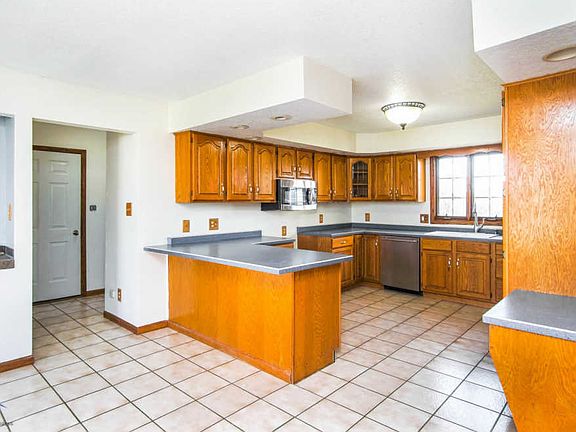 5th image of 221 Greenbriar Ln