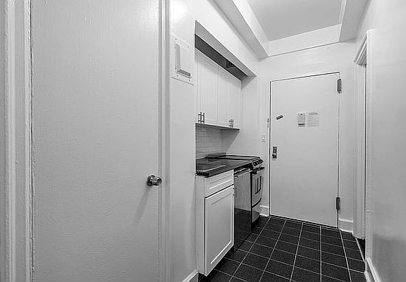 3rd image of 307 E 44th St APT 612