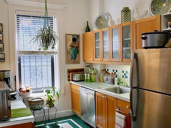 5th image of 302 W 98th St APT 2