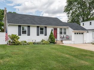 124 48th St, Lindenhurst, NY 11757