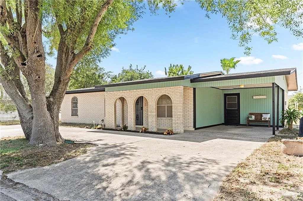 4 bed, 2.0 bath, 1464 sqft, $1,400 — Photo 2
