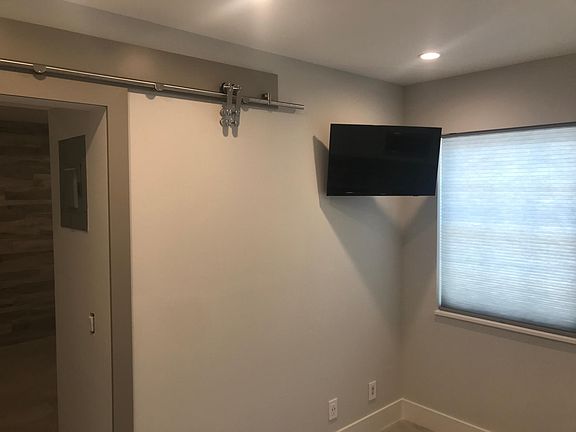 5th image of 3814 S Olive Ave