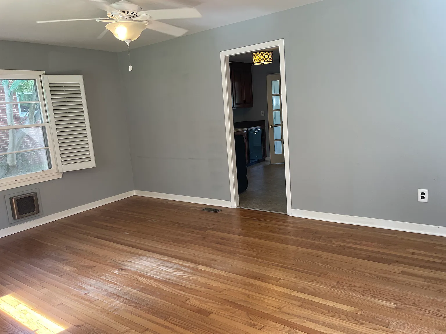 135 Edwards Cir — Photo 2