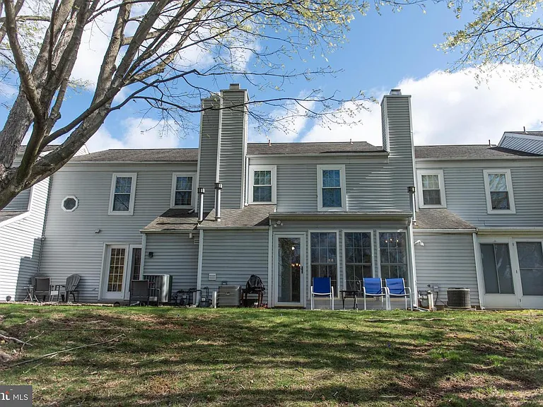 609 Cambridge Ct — Photo 2