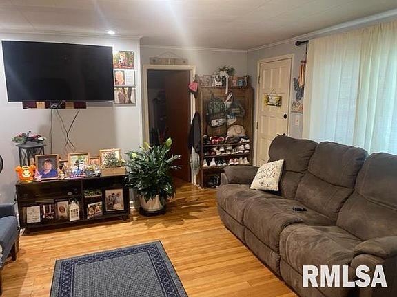 3rd image of 110 E Oak St