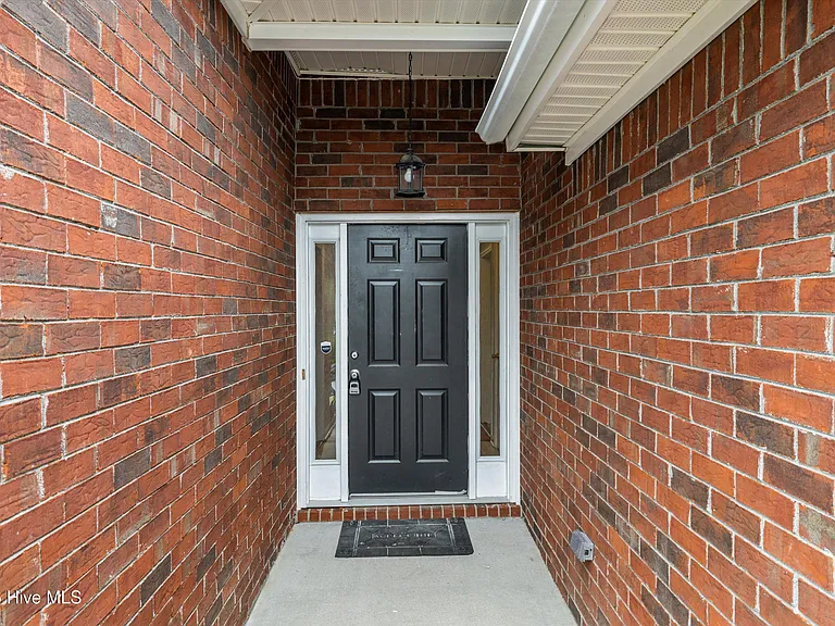 546 Jackson St — Photo 2