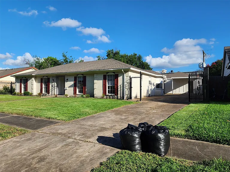8531 Hiawatha Dr — Photo 3