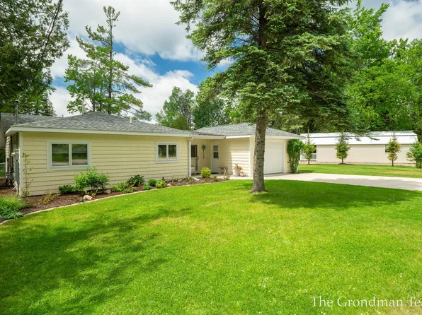 7170 Spring St, Alanson, MI 49706