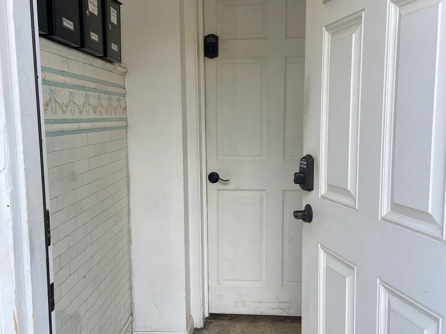 2627 Emerald St — Photo 2