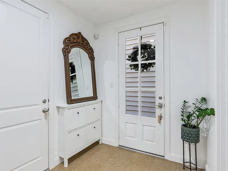 8817 Lakeshore Bend Dr — Photo 4