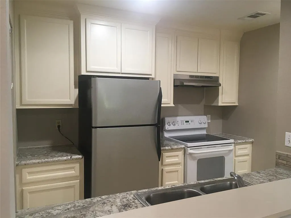 1 bed, 1.5 bath, 725 sqft, $1,175 — Photo 3