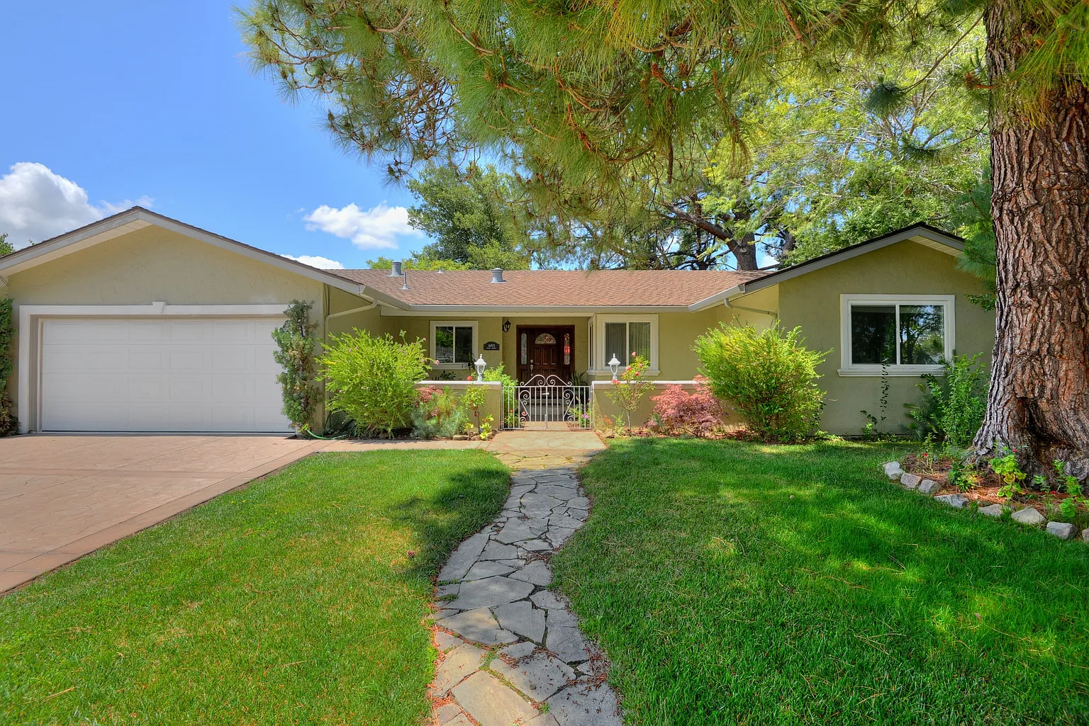 16971 Frank Ave photo 1