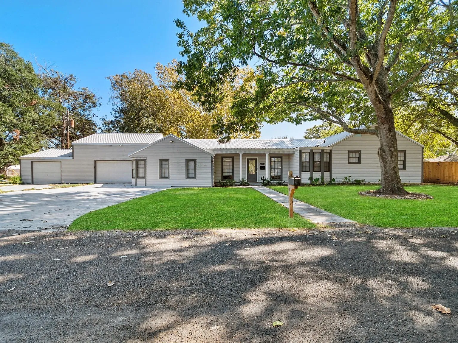 4 bed, 4.0 bath, 2490 sqft, $2,900 — Photo 1
