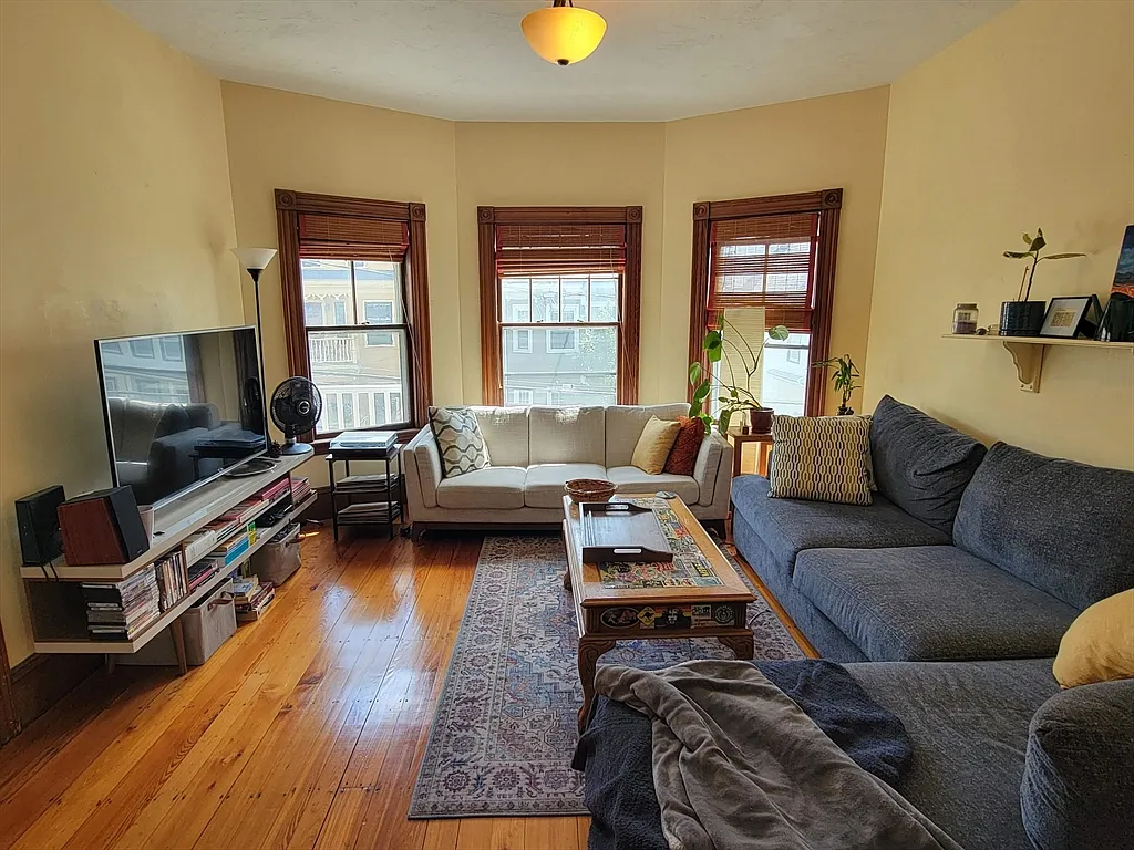 4 bed, 2.0 bath, 1715 sqft, $4,400 — Photo 3