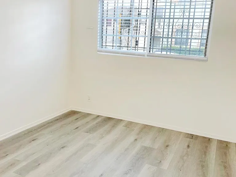 2903 Kenwood Ave #4 — Photo 8
