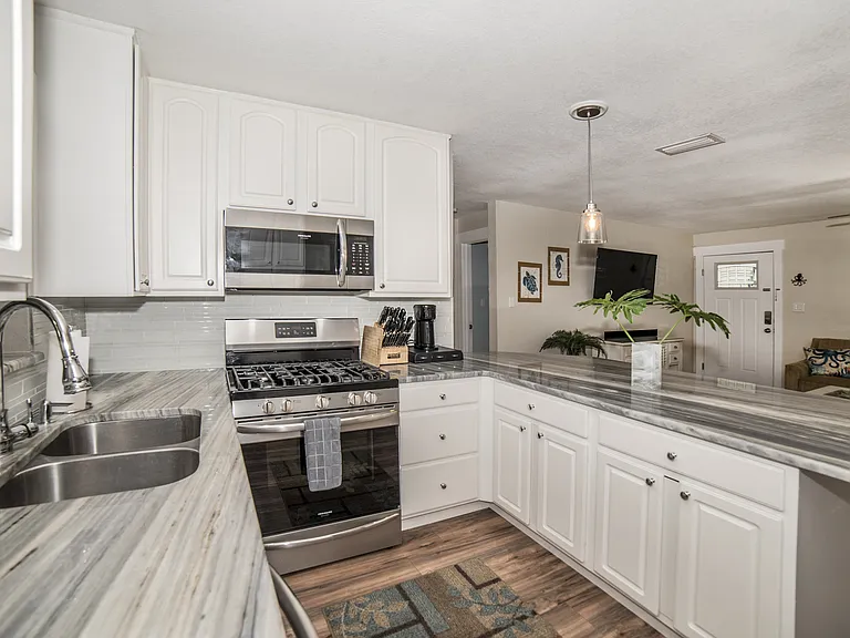 2472 Whitman St — Photo 7