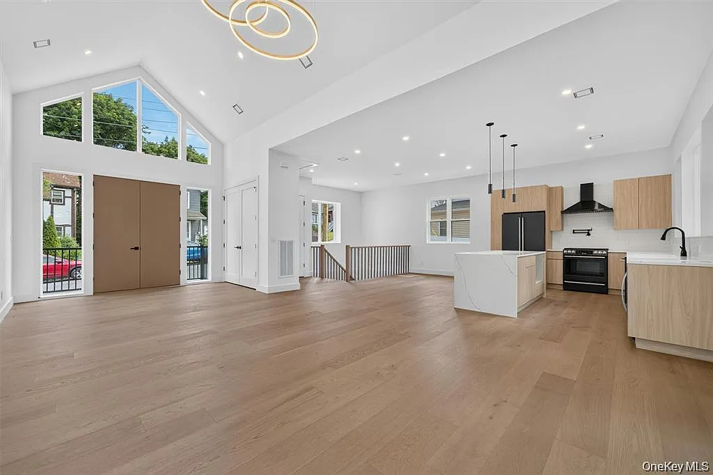 3 bed, 2.0 bath, 2398 sqft, $3,800 — Photo 4