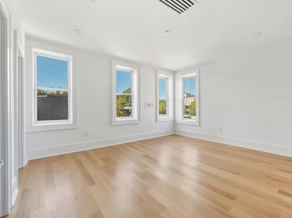 647 Jersey Avenue image 25 of 36