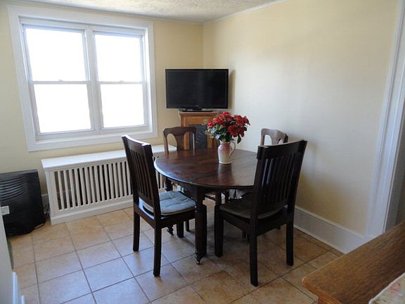 5th image of 355 College St