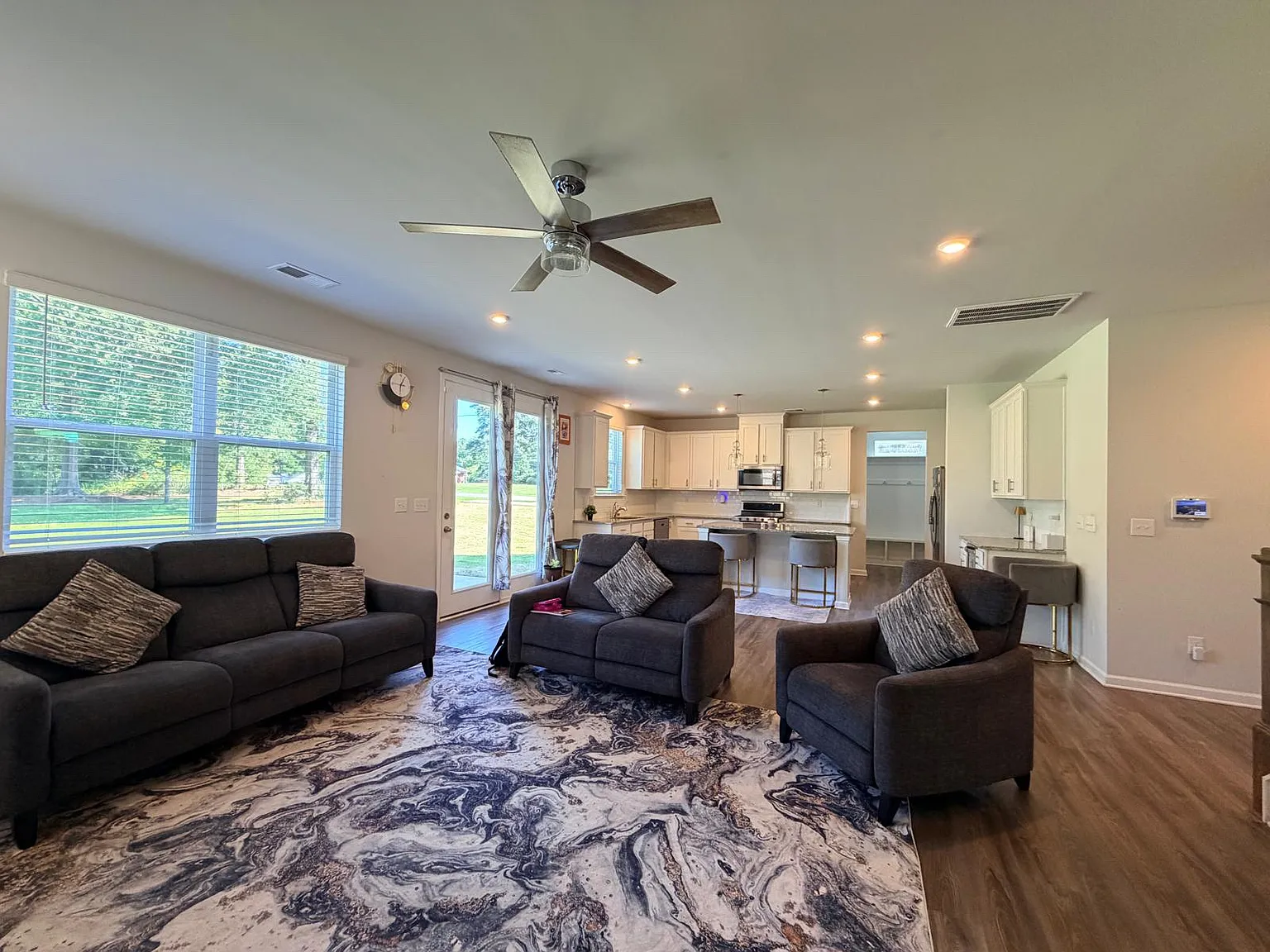 4 bed, 2622 sqft, $2,750 — Photo 2