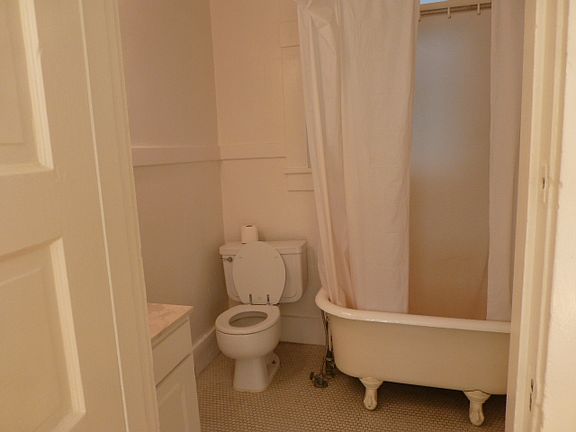 5th image of 110 Frederick St APT 2