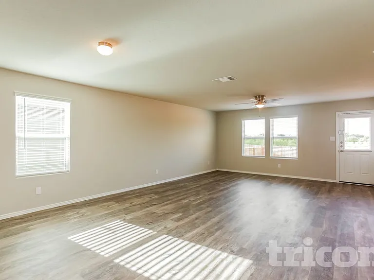 9736 Marbach Brk — Photo 3