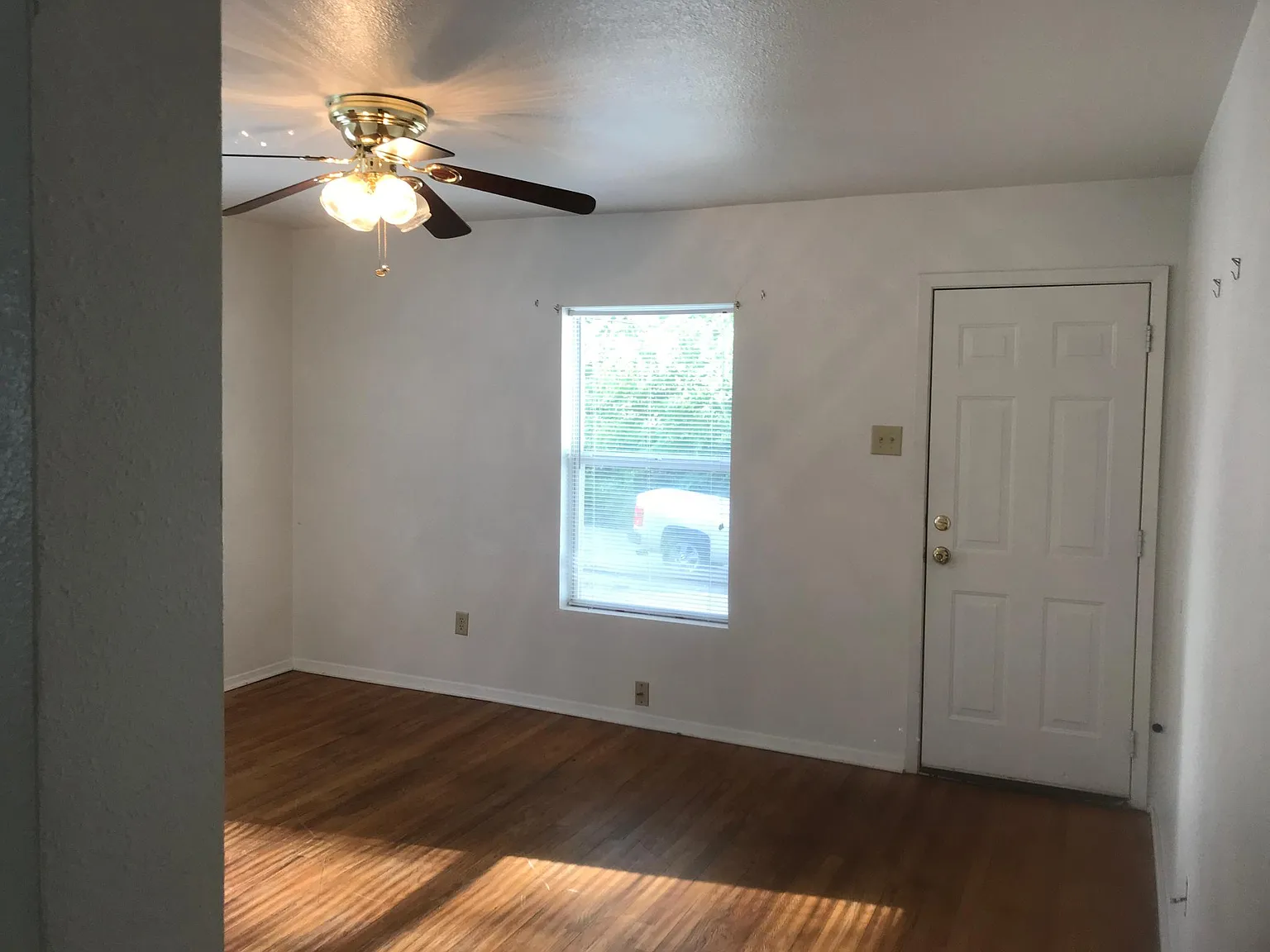 3 bed, 1.5 bath, 1048 sqft, $950 — Photo 3
