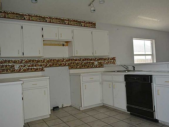 4th image of 407 Saint Anns Dr