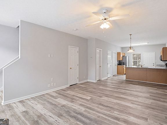 3rd image of 4210 Oakwood Rd APT A4