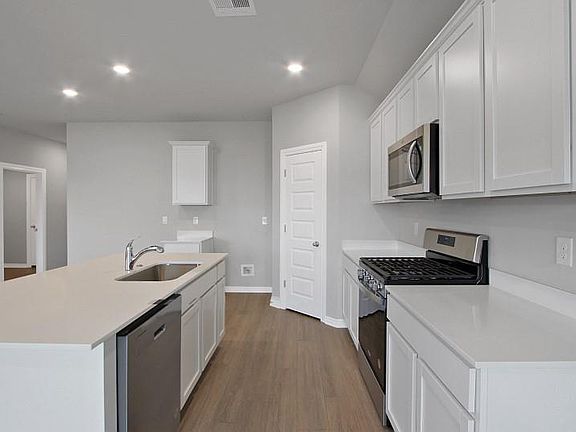 4th image of 760 Park Pl