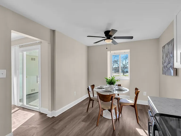 Chateau Apartments — Photo 41
