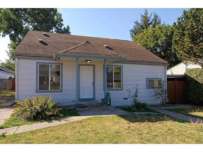 760 W 25th Ave photo 1