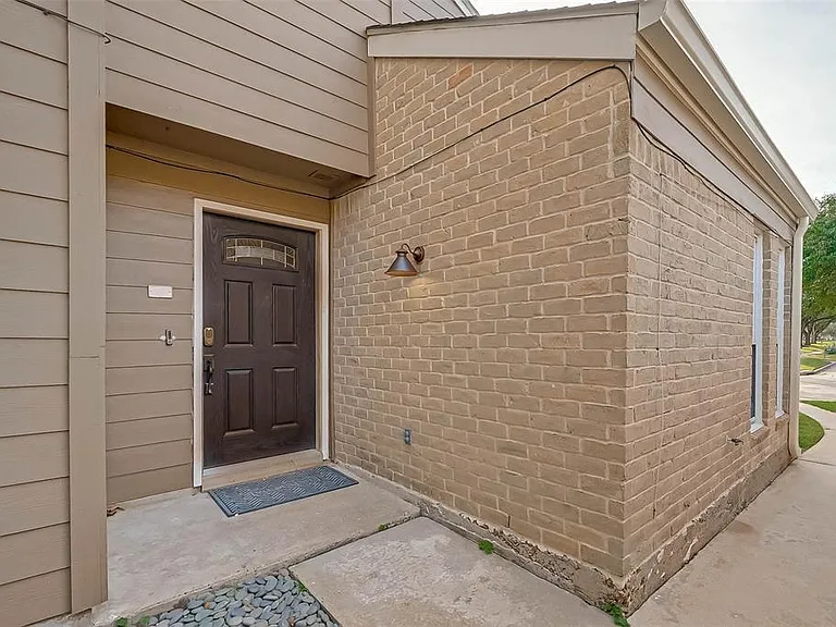 12111 Poulson Dr — Photo 6