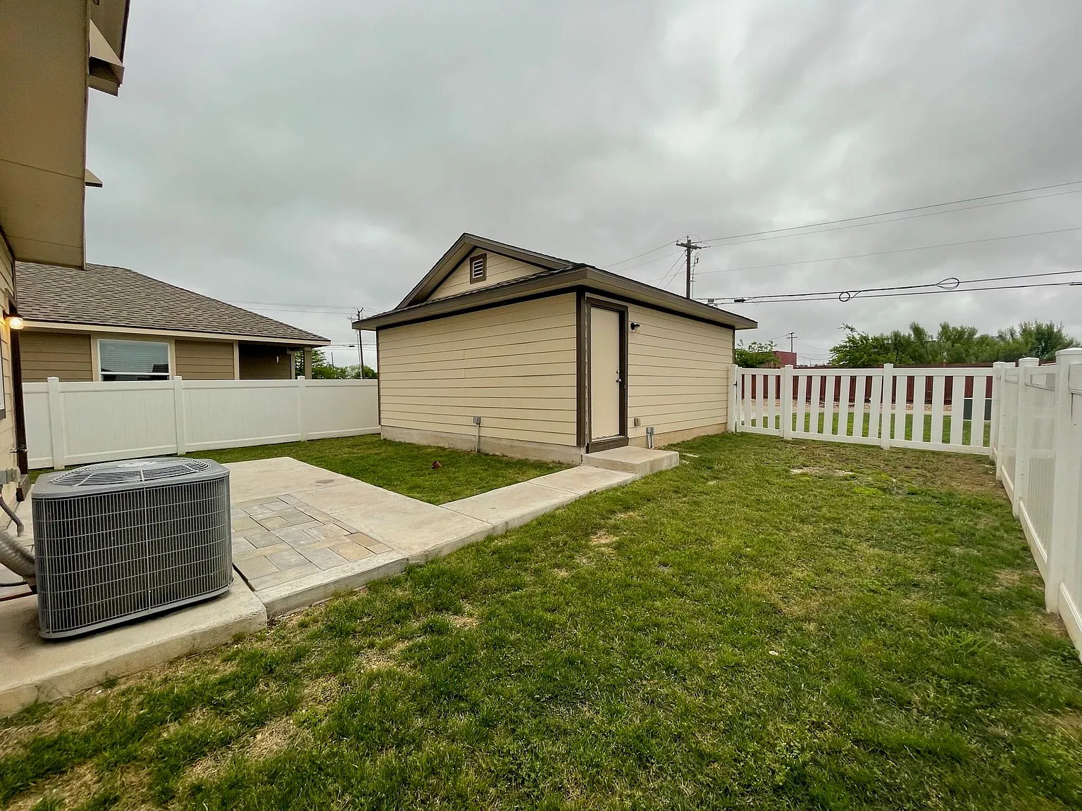 3 bed, 2.5 bath, 1324 sqft, $1,900 — Photo 3